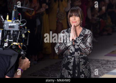 Il Brasile. Xxv Aprile, 2018. Gloria Pires, Brasiliano la famosa attrice partecipa alla registrazione dell'ultimo episodio di una soap opera 'O Outro lado do Paraíso' come ella sfilate sulla passerella di SPFW presso il Parco Ibirapuera. Credito: Leco Viana/ Thenews2/Pacific Press/Alamy Live News Foto Stock