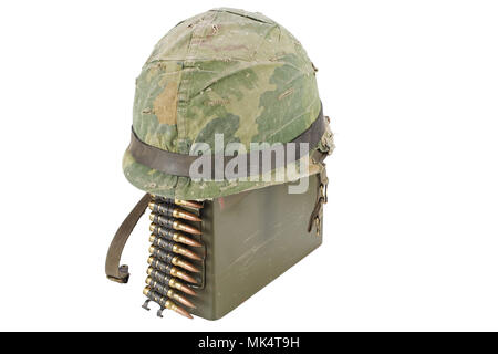 US Army CASSETTA MUNIZIONI con cinghia di munizioni e casco isolati su sfondo bianco Foto Stock