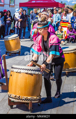 Femmina giovane batterista pronto per eseguire giapponese con un drumming troupe Foto Stock