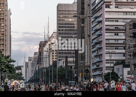 2018, maggio; Sao Paulo, Brasile. Le persone e gli edifici di domenica presso il famoso Viale Paulista. La domenica la strada è chiusa per automobili e aperto per Foto Stock