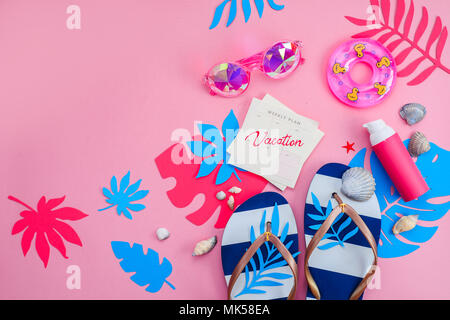 Femminile vacanza estiva essentials concetto. Il flip flop, occhiali da sole e protezione solare su una vivace sfondo rosa con copia spazio. Colorate piatte di viaggio l Foto Stock