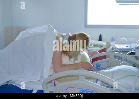 La donna durante le contrazioni su una sfera di fitness parto ospedale Foto Stock