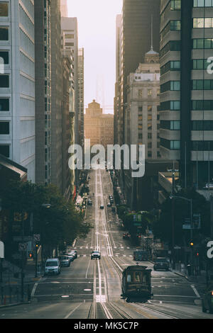 Visualizzazione classica della storica Funivia equitazione sulla famosa California Street nella luce del mattino al sorgere del sole con retro in stile vintage, San Francisco, Stati Uniti d'America Foto Stock