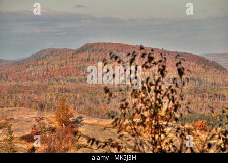 Autunno a Carlton picco delle montagne a dente di sega nel nord del Minnesota sulla sponda nord del Lago Superior Foto Stock