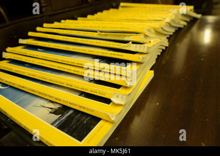 Pila di riviste di giallo un vecchio usurato schierate per il puro piacere di leggere Foto Stock