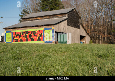 Attraente fienile con pubblicità turistica per Newton, North Carolina, NC, Stati Uniti d'America, 9 marzo 2018 Foto Stock