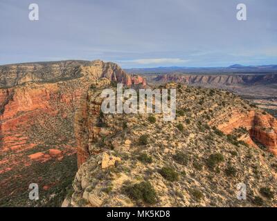 A Sedona in Arizona, ha un bel colore arancione rocce e pilastri nel deserto Foto Stock