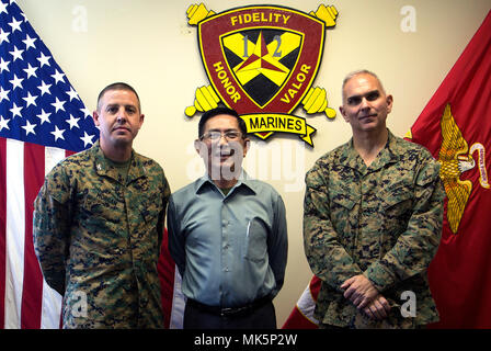 Col. Jeffery M. Morgan (sinistra), il sig. Sonny Wong (centro) e Sgt. Il Mag. Douglas W. Yagel (destra) condividono storie circa l'unità nov. 7, 2017, alla dodicesima Marine del reggimento ufficio della società su Camp Hansen, Okinawa, in Giappone. Wong è stato un interprete attaccata al dodicesimo Marines durante la Guerra del Vietnam e ha deciso di visitare la sua vecchia unità 51 anni più tardi. Yagel gli diede un tour del reggimento strutture ed armi come Wong descritto la sua esperienza di lavoro con i Marines. (U.S. Marine Corps foto di Sgt. Alleato Beiswanger) Foto Stock