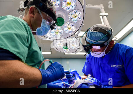 171108-N-PG340-049 San Juan, Puerto Rico (nov. 8, 2017) Il Mag. Marc Serra (a destra), dal XIV combattere ospedale di supporto e il cap. Michael Carson, dai militari di comando Sealift nave ospedale USNS Comfort (T-AH 20), eseguire un intervento chirurgico in una sala operatoria a bordo della nave. Il comfort è ormeggiata sul lato del molo di San Juan, Puerto Rico, a fornire aiuti umanitari. Il Dipartimento della difesa è di sostenere la Federal Emergency Management Agency, il piombo agenzia federale, per aiutare le persone colpite dall'uragano Maria per ridurre al minimo la sofferenza ed è un componente del complessivo intero-di-risposta del governo effo Foto Stock