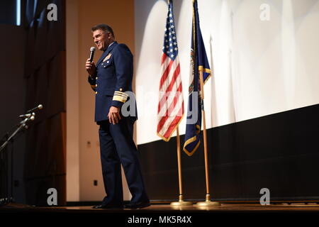 Vice Adm. Karl Schultz, Comandante della Guardia Costiera area atlantica, parla durante un giorno di veterani di evento a Norfolk State University, nov. 9, 2017. Schultz ha aperto le porte a studenti di college a cercare le opportunità che il militare fornisce e incoraggiato le università a riflettere su ciò che i veterani giorno veramente significa. Stati Uniti Coast Guard foto di Sottufficiali di seconda classe Adam Stanton Foto Stock