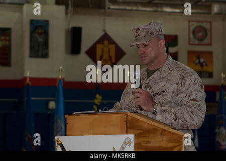 Col. Lawrence Kaifesh, responsabile della U.S. Marine Corps le forze di Comando Centrale elemento di coordinamento in Kuwait, indirizzi dei partecipanti di una tradizionale cerimonia per la 242Marine Corps compleanno il 9 novembre 10, 2017, a Camp Arifjan in Kuwait. (U.S. Foto dell'esercito da Master Sgt. Mary Rose Mittlesteadt, Combined Joint Task Force - Funzionamento inerenti risolvere) Foto Stock