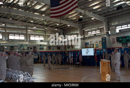 Un tradizionale osservanza è stato tenuto per la 242Marine Corps compleanno il 9 novembre 10, 2017, a Camp Arifjan in Kuwait. La celebrazione inclusa commento da Col. Lawrence Kaifesh, responsabile della U.S. Marine Corps le forze di Comando Centrale elemento di coordinamento in Kuwait. (U.S. Foto dell'esercito da Master Sgt. Mary Rose Mittlesteadt, Combined Joint Task Force - Funzionamento inerenti risolvere) Foto Stock