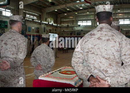 Marines escort torta durante una celebrazione tradizionale in osservanza del 242Marine Corps compleanno il 9 novembre 10, 2017, a Camp Arifjan in Kuwait. La celebrazione inclusa commento da Col. Lawrence Kaifesh, responsabile della U.S. Marine Corps le forze di Comando Centrale elemento di coordinamento in Kuwait. (U.S. Foto dell'esercito da Master Sgt. Mary Rose Mittlesteadt, Combined Joint Task Force - Funzionamento inerenti risolvere) Foto Stock