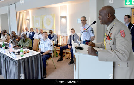 GRAINAU, Germania - Chief Warrant Officer Ramous Barker, senior leader arruolato, Ghana Forze Armate, indirizzi e africani negli Stati Uniti ha arruolato senior leader e partner, nov. 10, 2017, durante la prima mai U.S. Africa il comando ospitato, Africa Senior leader arruolato conferenza a Grainau, Germania. La conferenza ha riunito Senior leader arruolato da più di venti paesi africani e gli Stati Uniti per discutere problemi comuni e opportunità. Foto Stock