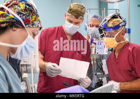 171109-N-ZN152-0009 San Juan, Puerto Rico (nov. 09, 2017) medici, infermieri e ospedale corpsman esaminare la cartella clinica di un paziente prima di un intervento chirurgico di tenuta in una sala operatoria a bordo del militare comando Sealift nave ospedale USNS Comfort (T-AH 20). Il comfort è ormeggiata sul lato del molo di San Juan, Puerto Rico per fornire aiuti umanitari. Il Dipartimento della difesa è di sostenere la Federal Emergency Management Agency, il piombo agenzia federale, per aiutare le persone colpite dall'uragano Maria per ridurre al minimo la sofferenza ed è un componente del complessivo intero-di-risposta del governo sforzo. (U.S. Foto di Marina di Massa Co Foto Stock