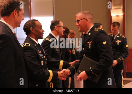 3d MCDS vice comandante generale Brig. Gen. Jonathan Woodson (secondo da sinistra), insieme a oratore ospite, CEO di Numotion Mike Swinford (estrema sinistra), 807th MCDS Comandante Generale Il Mag. Gen. Daniel terribili (centro), e i rappresentanti di General Electric Healthcare congratularmi con la classe di laurea. Brig. Gen. Woodson scuote uno dei laureati mani, SPC. Greg Malihot (a destra) dal 327Medical azienda logistica a Newport, R.I. Questa graduazione segna il centenario dell esercito soldato di riserva per laurearsi presso la externship. Il externship per apparecchiature biomedicali specialisti con la 68a mili Foto Stock