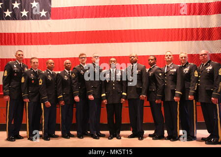 3d comando medici (supporto per la distribuzione) vice comandante generale Brig. Gen. Jonathan Woodson (centro) lungo con leader entro il 3D MCDS, quinta brigata di medico e di medico 804th brigata congratularmi con il nuovissimo laureati della General Electric Externship militare. Spc. Lawrence Bynum (diritto di Brig. Gen. Woodson) da 384 medici azienda logistica situato in enclave Gillem, Ga., SPC. Greg Malihot (sinistra di Briga. Gen. Woodson) e Sgt. Ryan Carignan (attualmente implementati) sia dal 327Medical azienda logistica a Newport, R.I., erano tra la classe di laurea di nove. Il externs Foto Stock