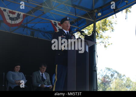 Col. James K. Dooghan, comandante della seconda brigata corazzate contro la squadra, terza divisione di fanteria, parla durante un Richmond Hill veterani giorno osservanza nov. 10 A J.F. Gregory Park. (U.S. Foto dell'esercito da Staff Sgt. Nathan C. Berry/ rilasciato) Foto Stock