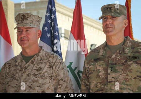 Stati Uniti Marine Brig. Gen. Robert B. Sofge, vice comandante generale per le operazioni del combinato forze congiunte terra comando di componente - funzionamento intrinseco e risolvere il Mag. Gen. Pat White, comandante generale di CJFLCC-funzione OIR e 1° Divisione Corazzate e Fort Bliss, Texas, stand presso l'attenzione durante la 242Marine Corps cerimonia di compleanno a Baghdad, Iraq, nov. 10, 2017. (US Army Foto di Sgt. Von Marie Donato) Foto Stock