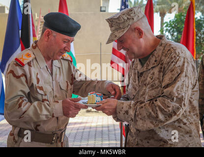 Stati Uniti Marine Brig. Gen. Robert B. Sofge, vice comandante generale per le operazioni del combinato forze congiunte terra comando di componente - Funzionamento inerenti risolvere, serve una fetta di torta di sMG Dhiyah Fakhri Abdaljabbar, la Combined Joint Operations Command, pavimento Commander, durante la 242Marine Corps cerimonia di compleanno a Baghdad, Iraq, nov. 10, 2017. CJFLCC-funzione OIR, una coalizione di 23 regionali e internazionali di nazioni che sono unite insieme per consentire a una partnership le forze per sconfiggere ISIS in Iraq per ripristinare la stabilità e la sicurezza. (US Army Foto di Sgt. Von Marie Donato) Foto Stock