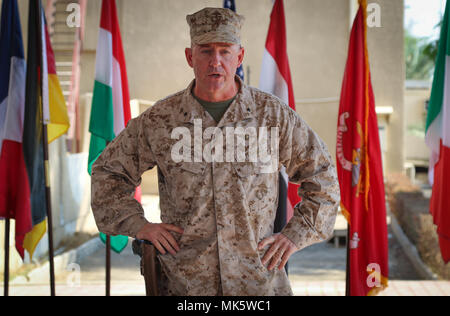 Stati Uniti Marine Brig. Gen. Robert B. Sofge, vice comandante generale per le operazioni del combinato forze congiunte terra comando di componente - Funzionamento inerenti risolvere, condivide le sue osservazioni durante la 242Marine Corps cerimonia di compleanno a Baghdad, Iraq, nov. 10, 2017. CJFLCC-funzione OIR, una coalizione di 23 regionali e internazionali di nazioni che sono unite insieme per consentire a una partnership le forze per sconfiggere ISIS in Iraq per ripristinare la stabilità e la sicurezza. (US Army Foto di Sgt. Von Marie Donato) Foto Stock