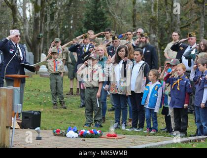 I veterani delle guerre straniere, American Legion e il Boy-Girl Scout d'America partecipare ad una giornata di veterani cerimonia presso il Cimitero di Yelm In Yelm, WA su Novembre 11, 2017. Ogni anno i membri del servizio, veterani e civili positivamente sulla messa a fuoco in onore del nostro paese e veterani attivo del personale militare. (U.S. Esercito Foto di Sgt. Codie Mendenhall/rilasciato) Foto Stock