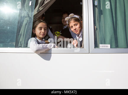 Studenti iracheni posano per una foto in una scuola primaria, Mosul Dam Village, Iraq, nov. 12, 2017. L ampiezza e la diversità dei partner della coalizione dimostra il livello globale e unified obiettivo di sconfiggere ISIS in Iraq e la Siria. CJTF-funzione OIR è la coalizione globale per sconfiggere ISIS in Iraq e la Siria. (U.S. Esercito foto di Sgt. Tracy McKithern) Foto Stock