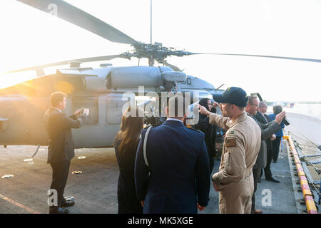 La USS America (LHA-6) è una nave d'assalto anfibia della United States Navy commissionata nel 2014 e utilizzata come nave di comando della sua classe. Un elicottero MH-60S Sea Hawk assegnato all'Helicopter Sea Combat Squadron 23 è esposto durante un ricevimento a Jebel Ali, Emirati Arabi Uniti, il 12 novembre 2017, in occasione del Dubai Airshow. L'immagine d'archivio documenta un evento di visita portuale a sostegno della cooperazione militare regionale. Foto Stock