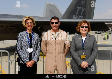 Gli onorevoli Ellen M. Signore, sotto il Segretario della Difesa per acquisizione, della tecnologia e della logistica e Barbara Leaf A., U.S. Ambasciatore presso gli Emirati arabi uniti, parla di un F-22 pilota durante l'Airshow di Dubai nov. 12, 2017.salone aeronautico di Dubai, un evento biennale, è riconosciuto come il premier aviazione e industria dell'aria evento nel Golfo/regione del Medio Oriente. (U.S. Air Force foto di Tech. Sgt. Anthony Nelson Jr) Foto Stock