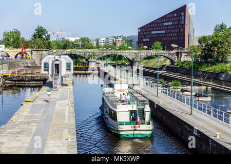 Barca passando, Stvanice bloccare sul fiume Moldava, sfondo Karlin Praga, Repubblica Ceca Foto Stock