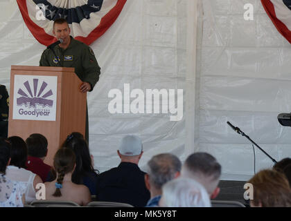 Brig. Gen. Brook Leonard, 56th Fighter Wing Commander, parla di una giornata dei veterani di omaggio al Goodyear Ballpark in Goodyear, Ariz., nov. 11, 2017. Leonard ha parlato dell'importanza di veterani giorno e perché si tratta di un giorno per i membri del servizio di dare nuovamente a coloro che hanno servito. (U.S. Air Force foto/Senior Airman James Hensley) Foto Stock