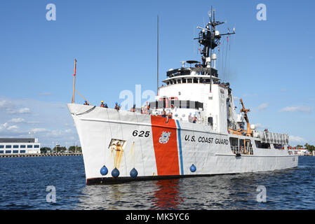 Il Guardacoste Venturous torna alla homeport a San Pietroburgo, Florida, nov. 13, 2017. La taglierina e il suo equipaggio sono stati accolti al loro molo dopo un 69-giorno patrol conducendo Hurricane Relief e le operazioni di polizia nel Mar dei Caraibi. (U.S. Coast Guard foto di Sottufficiali di seconda classe Ashley J. Johnson). Foto Stock