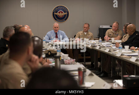 171108-N-XG464-002 WASHINGTON (nov. 8, 2017) segretario della Marina (SECNAV) Richard V. Spencer affronta senior leader arruolato (SELs) durante la marina arruolato Senior simposio presso la Naval Support Facility Arlington. Il simposio è un evento di due giorni in cui discutere SELs arruolati vari programmi di sviluppo della leadership. (U.S. Foto di Marina di Massa lo specialista di comunicazione 2a classe Jonathan B. Trejo/rilasciato) Foto Stock