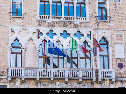 Vecchio edificio con tre bandiere sul balcone di Venezia Foto Stock