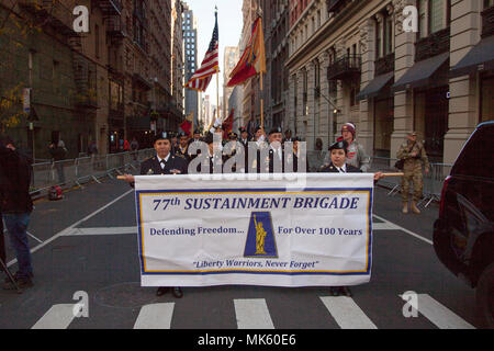 Stati Uniti Esercito di soldati di riserva assegnata alla 77th supporto brigata trasportare un banner contenente il loro nome sulla Quinta Avenue durante l annuale New York City veterani parata del giorno nov. 11, 2017. La 77th supporto brigata è il lascito del comando del leggendario 77th divisione di fanteria, la prima riserva di esercito di divisione per vedere combattere nella Prima Guerra Mondiale. Oggi la brigata è incaricato di fornire in teatro sostegno logistico alle unità di combattimento. (U.S. Esercito Foto di Sgt. Hector Rene Membreno-Canales/rilasciato) Foto Stock