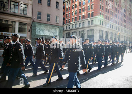 Stati Uniti Esercito di soldati di riserva assegnata alla 77th supporto brigata marzo sulla Quinta Avenue durante l annuale New York City veterani parata del giorno nov. 11, 2017. La 77th supporto brigata è il lascito del comando del leggendario 77th divisione di fanteria, la prima riserva di esercito di divisione per vedere combattere nella Prima Guerra Mondiale. Oggi la brigata è incaricato di fornire in teatro sostegno logistico alle unità di combattimento. New York City è la casa di più di 200.000 veterani militari. (U.S. Esercito Foto di Sgt. Hector Rene Membreno-Canales/rilasciato) Foto Stock