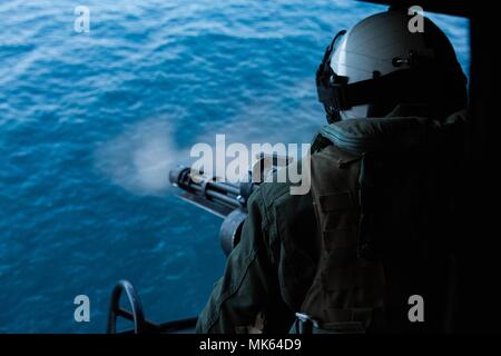 Stati Uniti Marine Corps Lance Cpl. Michael Jacobs, un UH-1Y Venom capo equipaggio con mezzo marino Tiltrotor Squadron (VMM) 162 (REIN), 26 Marine Expeditionary Unit (MEU), spara con una pistola unità aeree (GAU) 17 durante la combinata unità composito Esercizio (COMPTUEX) sull'Oceano Atlantico, nov. 12, 2017. Combinati COMPTUEX serve come capstone evento per l'Iwo Jima Amphibious Disponibilità Gruppo (ARG)/MEU team prima della distribuzione, integrare pienamente la ARG/MEU team come una forza anfibia e testare la loro capacità di condurre la loro intera gamma di funzioni. (U.S. Marine Corps foto di Cpl. Ieter T. Ston Foto Stock