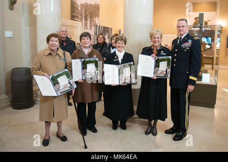 (Da sinistra) Janie Burton, Lorna Malooley, Firenze del diagramma di Gantt e Jill E. McGovern, Esercito Arlington Ladies; stand con il Mag. Gen. Michael Howard, comandante generale, U.S. Esercito Distretto Militare di Washington, nel memoriale Anfiteatro Sala di visualizzazione presso la tomba del Milite Ignoto presso il Cimitero Nazionale di Arlington, Arlington, Virginia, nov. 15, 2017. Burton, Malooley, Diagramma di Gantt e McGovern ha partecipato in precedenza in un esercito tutti gli onori Wreath-Laying presso la tomba del Milite Ignoto. (U.S. Foto dell'esercito da Elizabeth Fraser / il Cimitero Nazionale di Arlington / rilasciato) Foto Stock