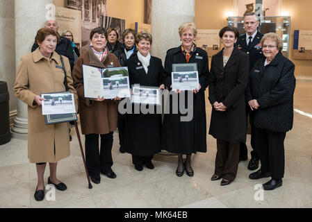 (Da sinistra) Janie Burton, Lorna Malooley, Firenze del diagramma di Gantt e Jill E. McGovern, Esercito Arlington Ladies; stand con la sig.ra Katharine Kelley, sovrintendente, il Cimitero Nazionale di Arlington; Il Mag. Gen. Michael Howard, comandante generale, U.S. Esercito Distretto Militare di Washington; e Margaret Mensch, Esercito Arlington Ladies, nel memoriale Anfiteatro Sala di visualizzazione presso la tomba del Milite Ignoto presso il Cimitero Nazionale di Arlington, Arlington, Virginia, nov. 15, 2017. Burton, Malooley, Diagramma di Gantt e McGovern ha partecipato in precedenza in un esercito tutti gli onori Wreath-Laying presso la tomba del Milite Ignoto. (U.S. Ar Foto Stock