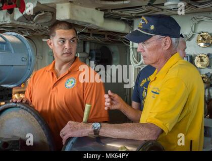 (CORPUS CHRISTI, Texas)-Hospital Corpsman 1a classe Juan C. Garcia, sinistra, uno dei cinque marinai in corsa per la medicina della marina di istruzione e di formazione logistica il comando (NMETLC) marinaio di l'anno (SOIA), parla con marina in pensione da elettricista, Mate Jim Jolley sul ponte della USS Lexington (CV 16). La gita del Museo nave segnò l inizio di una settimana di incontro per riflettere sul patrimonio della Marina Militare, culminanti essenzialmente nell'annuncio della soia NMETLC per 2017. (U.S. Navy foto di comunicazione di massa 2a classe Michael J. Lieberknecht/rilasciato) Foto Stock