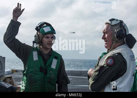 Stati Uniti Marine Corps Lance Cpl. Jacob Burns, sinistra, un drone maintainer con mezzo marino Tiltrotor Squadron (VMM) 162 (REIN), 26 Marine Expeditionary Unit (MEU), mutandine Navy Ammiraglio Kenneth Whitesell, il comandante del Carrier Strike gruppo (CSG) 4, sulla piccola tattica di velivoli senza pilota sistema (STUAS) sistema di avvio durante una visita a bordo il trasporto anfibio dock nave USS New York (LPD 21), nov. 15, 2017. Whitesell ha visitato la USS New York durante il composito combinato Unità Esercizio di formazione (COMPTUEX), il capstone evento per l'Iwo Jima anfibio gruppo Readiness (ARG Foto Stock