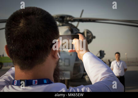 Il CH-53E Super Stallion è un elicottero pesante bimotore a sette pale gestito dal corpo dei Marines degli Stati Uniti, progettato per il trasporto di truppe, equipaggiamenti e rifornimenti. L'immagine d'archivio registra l'aeromobile in esposizione statica durante il Dubai Airshow al Dubai World Central Airport il 14 novembre 2017, dove i partecipanti hanno osservato le mostre dell'aviazione militare. Foto Stock