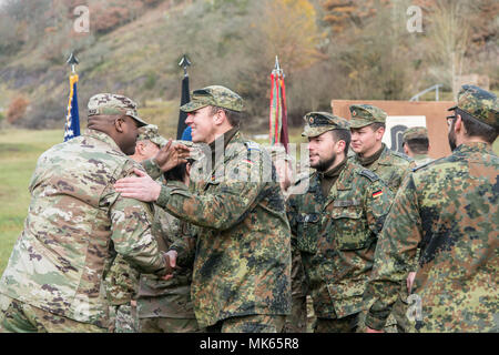 Col. Timothy G. Bosetti, comandante del trentesimo brigata medica, in Sembach, Germania, e il comandante da Sanitätsregiment 2, Oberstarzt Fritz Stoffregen, a Coblenza, Germania, le armi presenti i badge di qualificazione e Schützenschnur ai soldati della loro nazione partner che è l'unità in una cerimonia, Nov.15, 2017. Durante i due giorni di intervallo evento, U.S. I soldati e i loro omologhi tedeschi sparato pistole mitragliatrici e fucili a guadagnare il paese partner le armi del badge di qualificazione. (Foto scattata da Erich Backes, VI specialista, TSC Baumholder/ rilasciato). Foto Stock