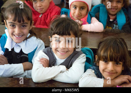 I giovani studenti iracheni posano per una foto in una scuola primaria, Aski Mosul, Iraq, nov. 13, 2017. L ampiezza e la diversità dei partner della coalizione dimostra il livello globale e unified obiettivo di sconfiggere ISIS in Iraq e la Siria. CJTF-funzione OIR è la coalizione globale per sconfiggere ISIS in Iraq e la Siria. (U.S. Esercito foto di Sgt. Tracy McKithern) Foto Stock