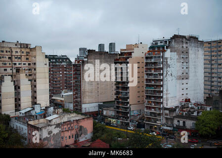 Scenic urban vista sugli edifici da Ancon Street, vicino al quartiere di Palermo, Buenos Aires, Argentina. Maggio 2018 Foto Stock