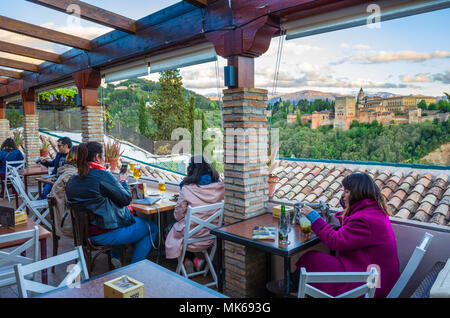 Granada, Spagna: i turisti a El Balcón de San Nicolás cafe e ristorante nel quartiere Albaicin città vecchia, godere di una vista panoramica dell'Unesco liste Foto Stock