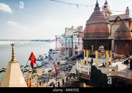 Varanasi, Uttar Pradesh, India : Panoramica di Baba Mashan Nath tempio a Manikarnika Ghat di cremazioni dal fiume Gange. Secondo l induismo una d Foto Stock