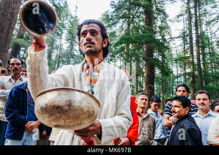 Manali, Himachal Pradesh, India : un sacerdote officiates una cerimonia durante la Hadimba Devi festival o Dhungari Mela al di fuori de Hadimba devi tempio in t Foto Stock