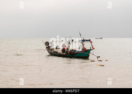 I pescatori il posto barca vicino al Mercato di granchio di Kaeb Krong (o Krong Kep), Kep Provincia, Cambogia Foto Stock