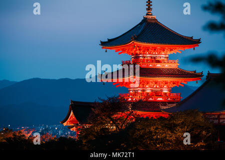 Illuminato solo due volte l'anno, durante l'autunno e la primavera, Kiyomizu-dera tempio è un iconico tempio buddista di Kyoto. Foto Stock